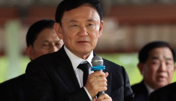 Поездка по медицинским делам Таксина в Сингапуре была перенаправлена в Дубай после задержки в аэропорту