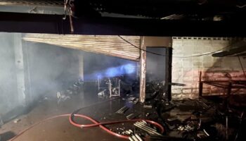 Пожар в доме в Бангкоке вызвал交通混乱 на Сої Беринг 16 (видео)