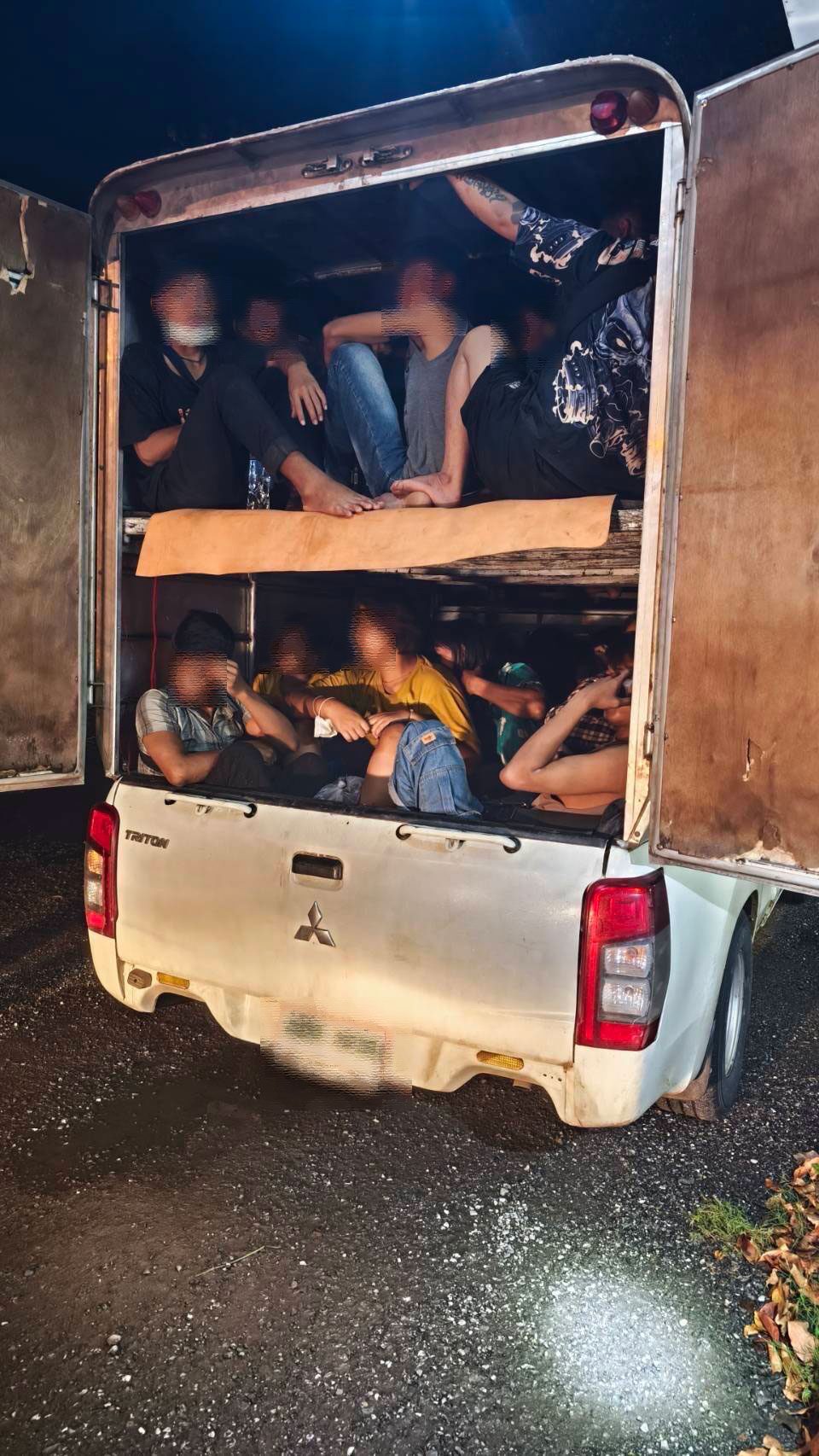 Полиция перехватила незаконный транспорт 71 гражданина Мьянмы в Таке