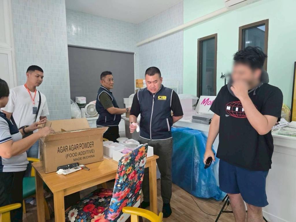 Полиция разоблачила подпольное производство фальсифицированных смазок и секс-игрушек в Таиланде