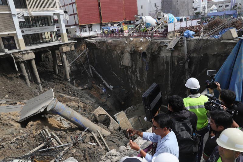 Полиция расследует обрушение дороги