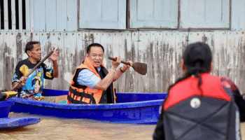 Премьер-министр Анутин отдает приказ о немедленной помощи при наводнении и планирует долгосрочные решения для дренажа.