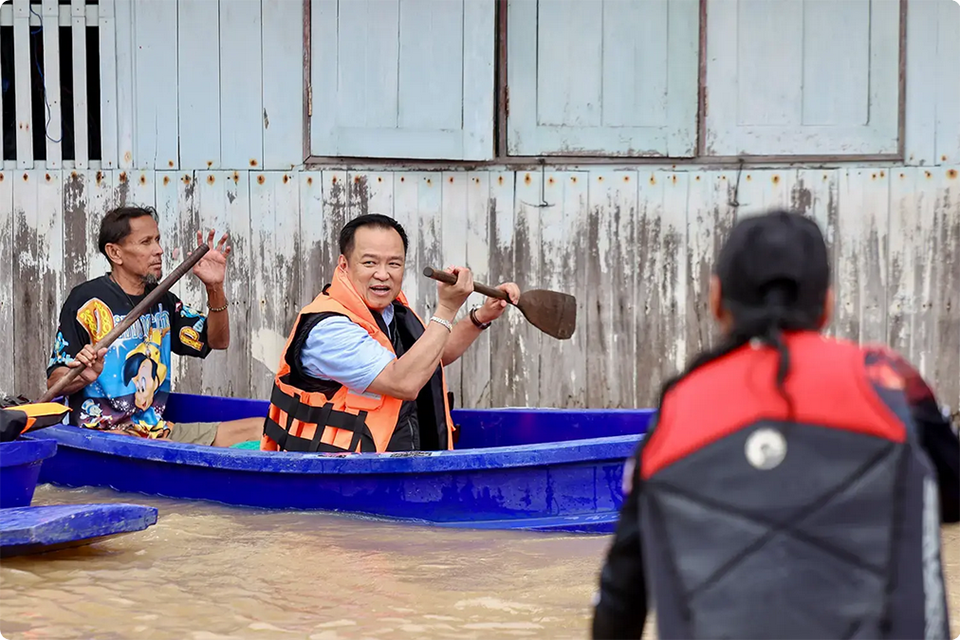 Премьер-министр Анутин отдает приказ о немедленной помощи при наводнении и планирует долгосрочные решения для дренажа.