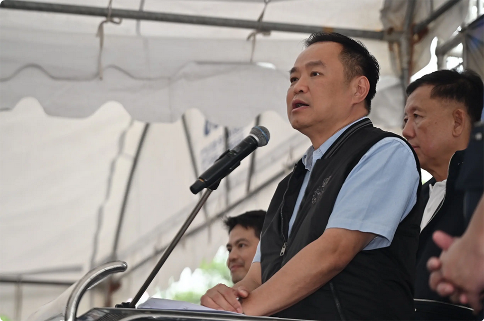 Премьер-министр Анутин посещает Аюттхаю для контроля за помощью жертвам наводнения и поддержки пострадавших