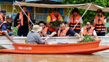 Премьер-министр обещает помощь пострадавшим от наводнения в Анг Тхонг
