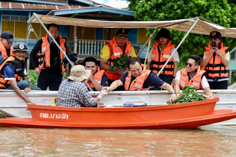 Премьер-министр обещает помощь пострадавшим от наводнения в Анг Тхонг