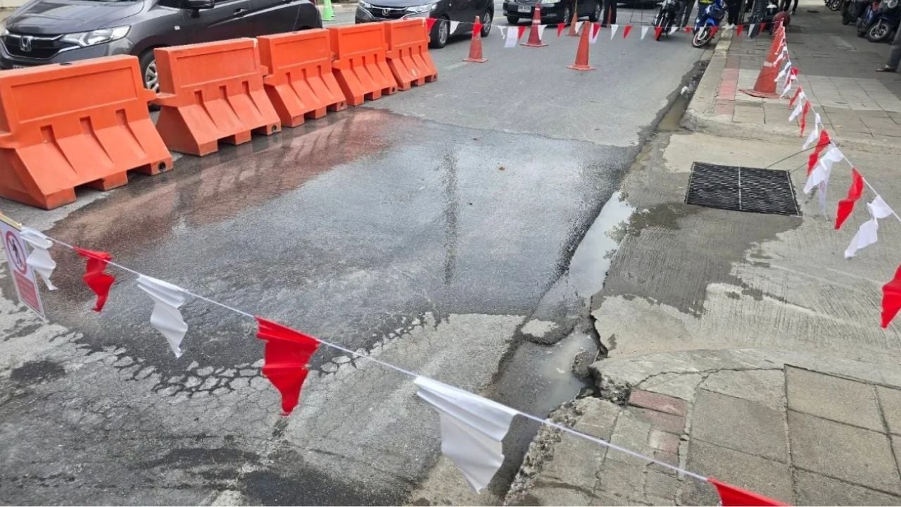Протечка воды вызывает опасения повторного обрушения дороги в Бангкоке