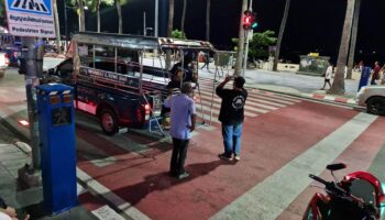 Пьяная драма: Женщина теряет сознание на автобусе-батт Паттайи