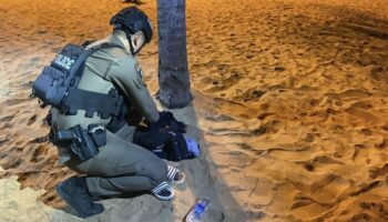 Пьяный человек спасен после того, как пробежал в море Джомтьен