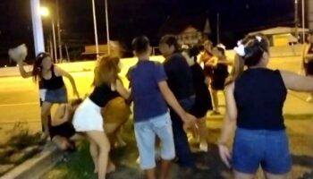 Работники баров Чонбури и массажисты дерутся за иностранного клиента