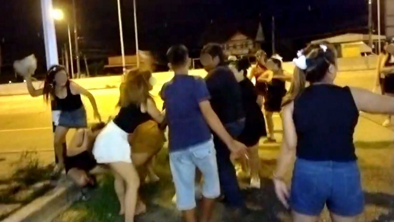 Работники баров Чонбури и массажисты дерутся за иностранного клиента