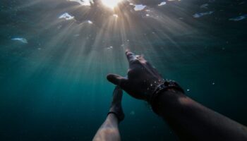 Рабочий завода тонет в пруду Бангкока после испытания на плавание