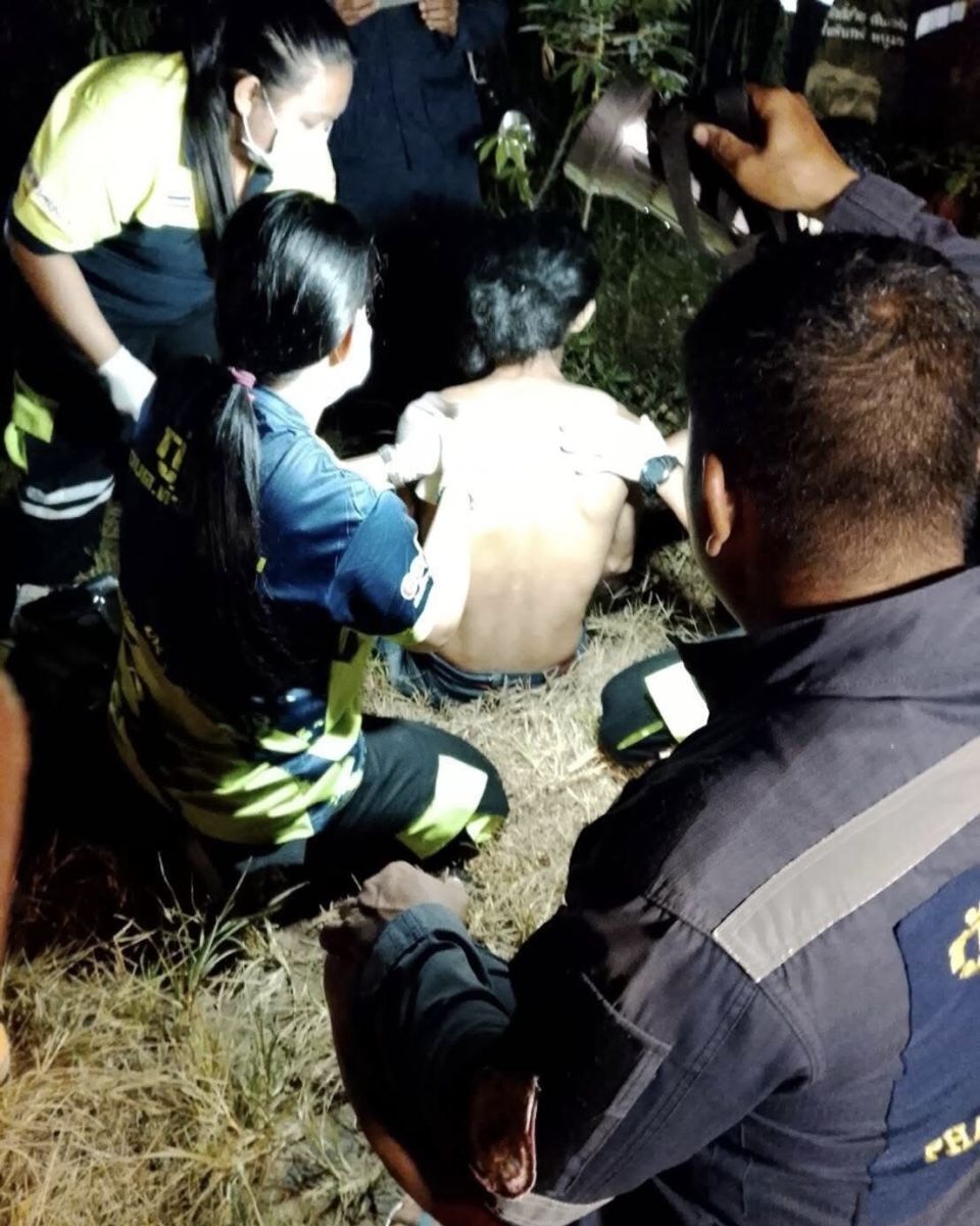 Рабочий по сбору каучука пострадал в результате нападения слона в центральной Тайланде