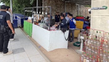 Рейд на магазин каннабиса в Чонбури выявил незаконные наркотики и предметы