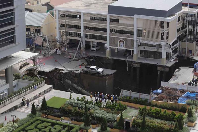 Ремонт провала земли в больнице Бангкока прогрессирует, несмотря на дождь