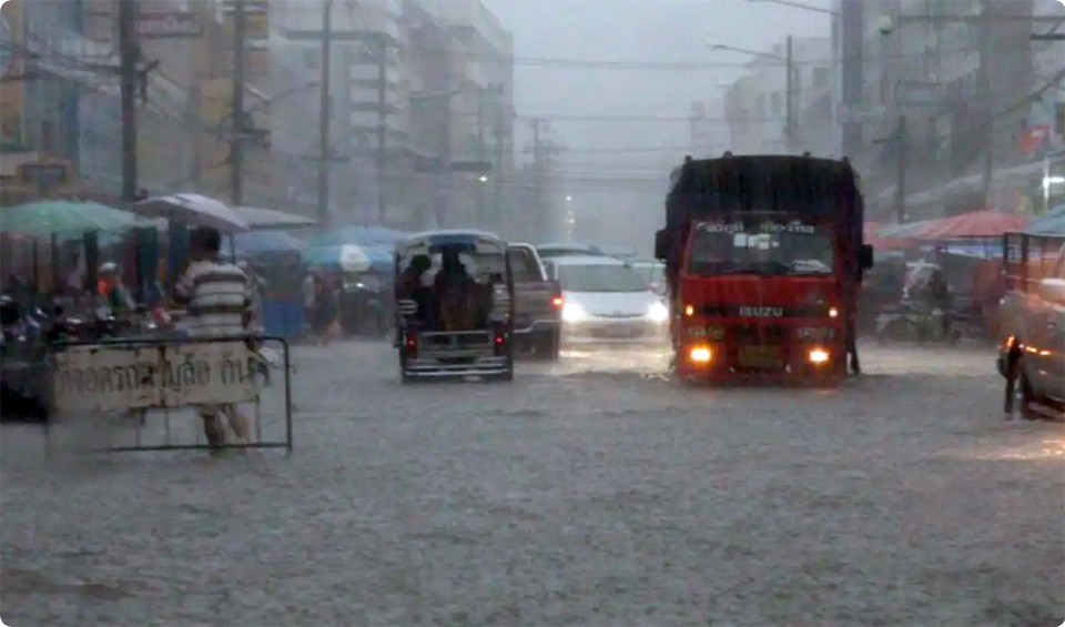 Сильные дожди вызывают широкомасштабные наводнения и риски оползней по всей Таиланду