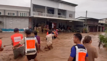 \ Сильные наводнения опустошают район Мэй Рим в Чианг Мае, так как тайфун Рагаса угрожает новыми ливнями.