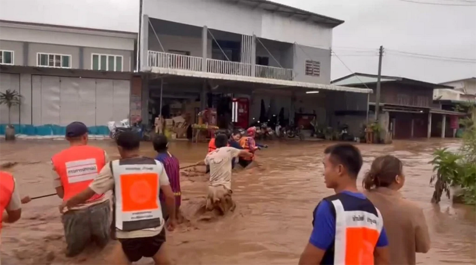 \ Сильные наводнения опустошают район Мэй Рим в Чианг Мае, так как тайфун Рагаса угрожает новыми ливнями.
