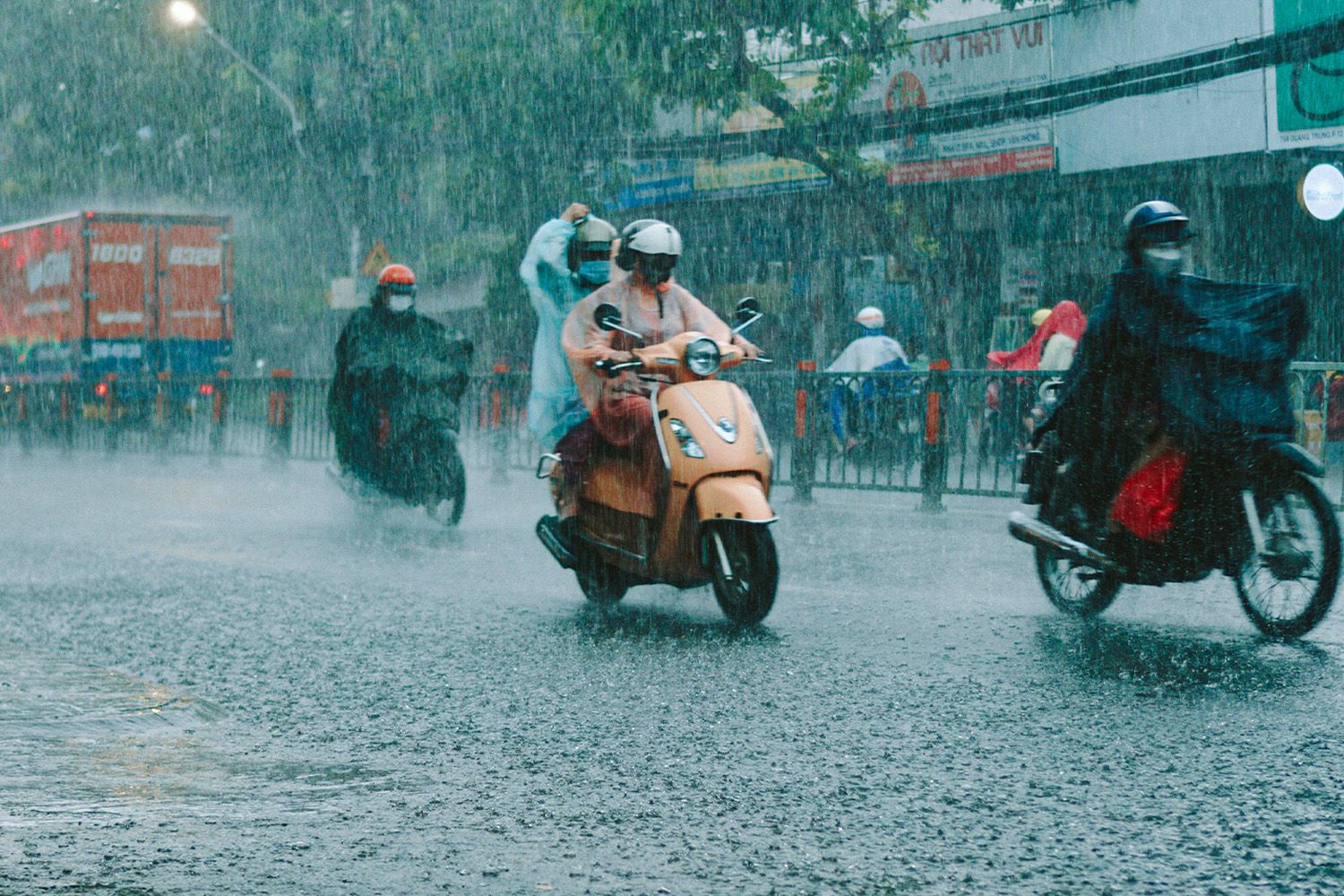 Сильный дождь обрушивается на Таиланд, TMD предупреждает о возможности быстрого наводнения