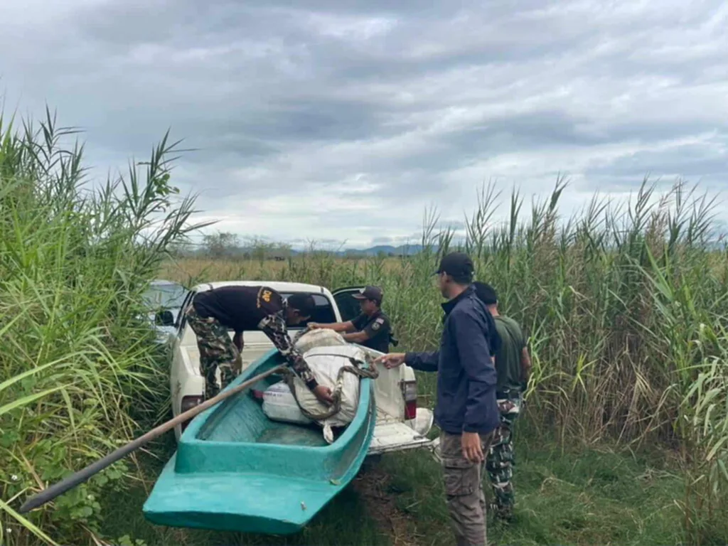 Служащие национального парка изымают священные камни в Пхрачуапкхиригане