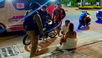 Спасательная команда вмешивается, когда обнаженная женщина выбегает на дорогу в Паттайе