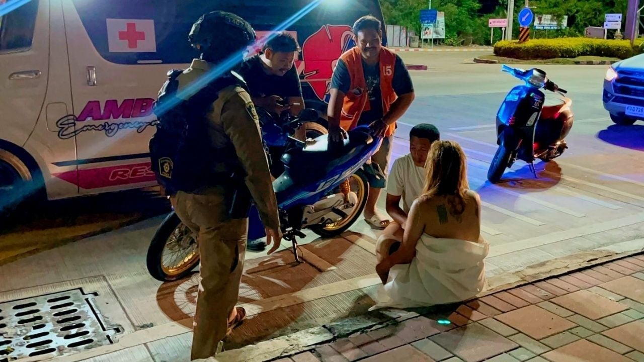 Спасательная команда вмешивается, когда обнаженная женщина выбегает на дорогу в Паттайе