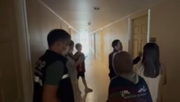 Старая женщина спасена после того, как ее оставили искать еду в кондоминиуме в Бангкоке