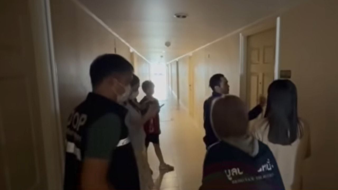 Старая женщина спасена после того, как ее оставили искать еду в кондоминиуме в Бангкоке