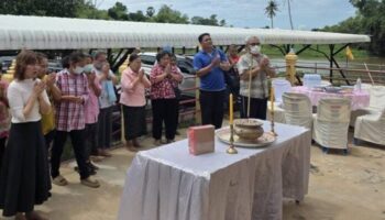 Счастливые числа петард вызывают лотерейное безумие в Супханбури