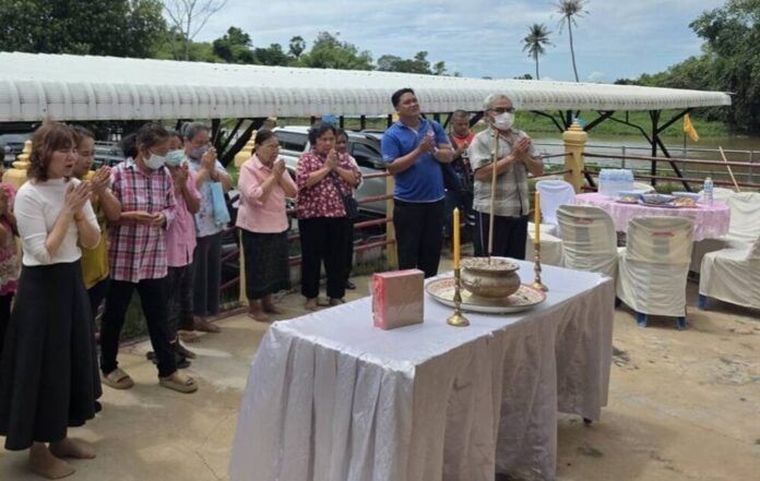 Счастливые числа петард вызывают лотерейное безумие в Супханбури