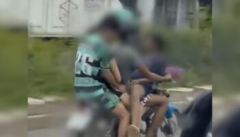 Таец извиняется после того, как женщина снята на видео, сидящей у него на коленях во время поездки на мотоцикле