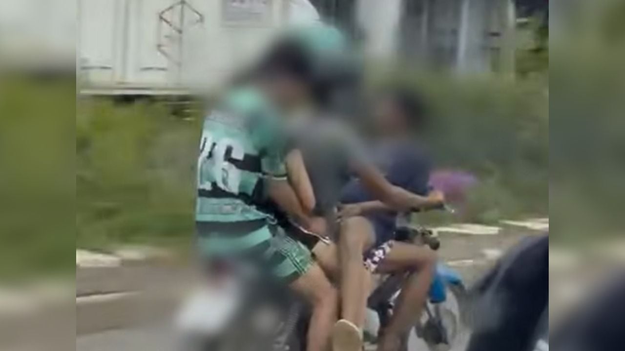 Таец извиняется после того, как женщина снята на видео, сидящей у него на коленях во время поездки на мотоцикле