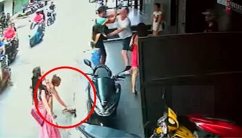 Тайская женщина теряет сумку, пока её иностранный парень участвует в драке на дороге в Паттайе