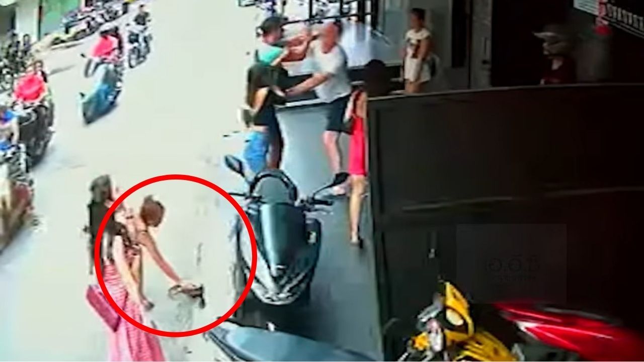 Тайская женщина теряет сумку, пока её иностранный парень участвует в драке на дороге в Паттайе