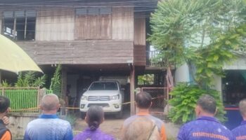 Тайский мужчина медитирует рядом с телом матери после смертельной атаки в Хон Каэне