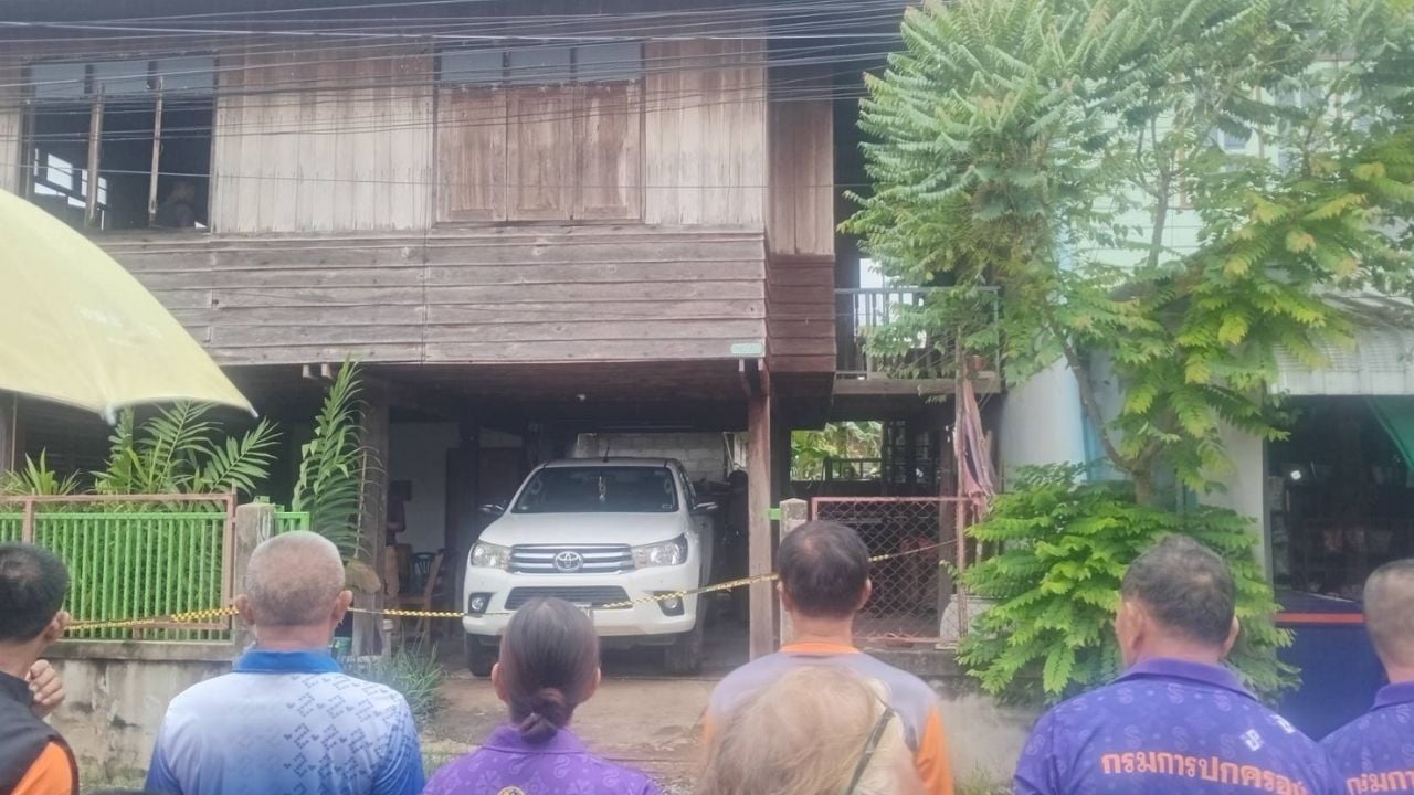 Тайский мужчина медитирует рядом с телом матери после смертельной атаки в Хон Каэне