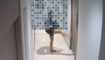 Тайский мужчина пинает и мажет кровью двери соседей в кондоминиуме Бангкока