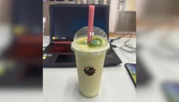 Тайский мужчина раскритиковал ресторан за смешивание зеленого куриного карри в смузи