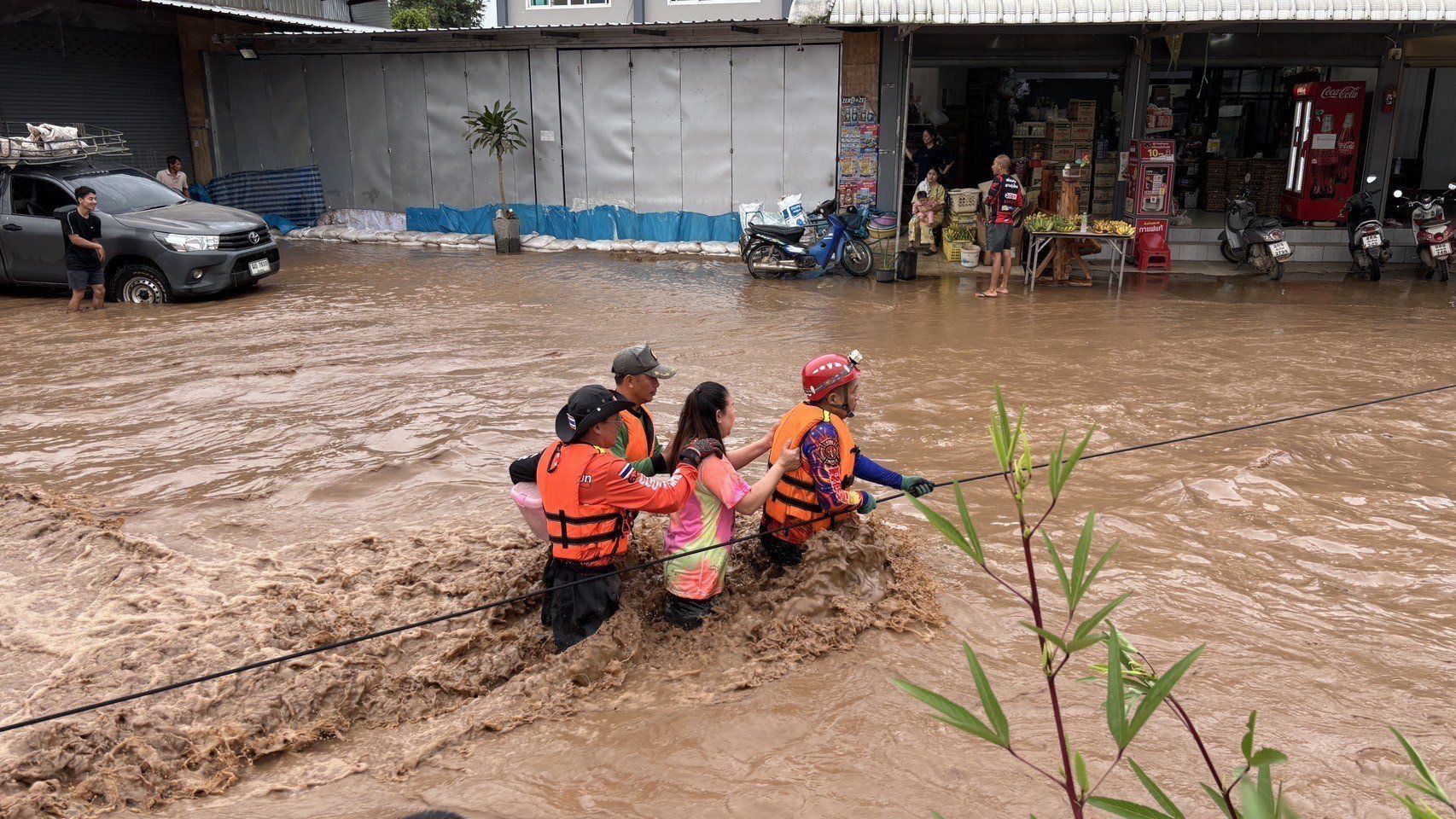 Тайфун Рагаса усиливает штормы, так как Таиланд сталкивается с новыми страхами наводнений