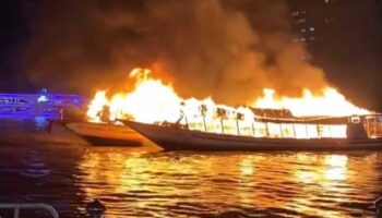 Три пассажирских лодки горят на реке Чао Пратя в Бангкоке