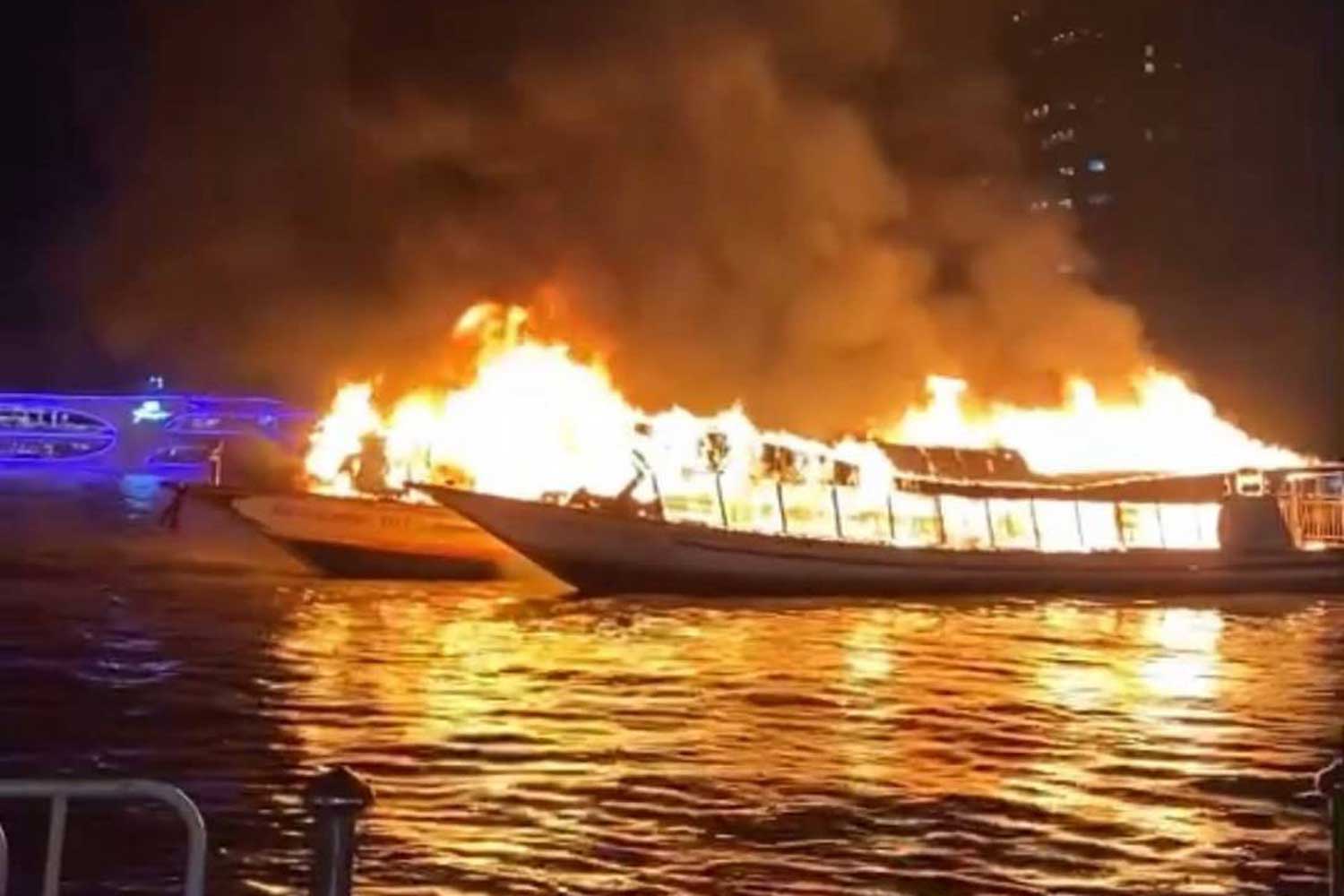 Три пассажирских лодки горят на реке Чао Пратя в Бангкоке