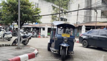 Тук-тук водитель встречается с полицией Чиангмая из-за вирусного спора с китайским туристом