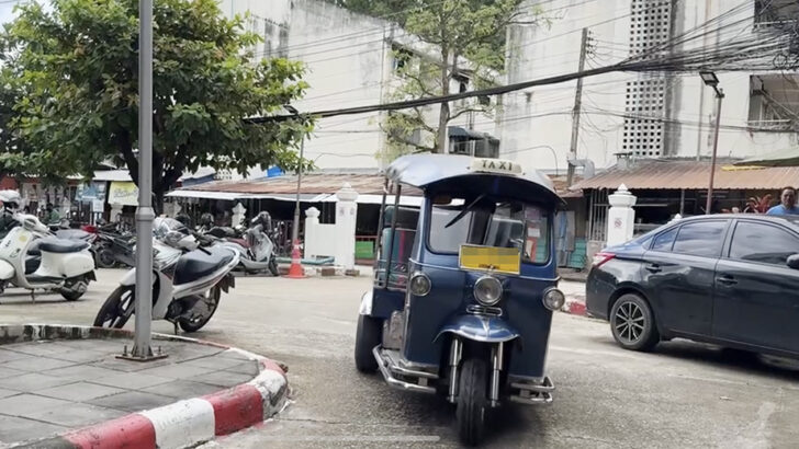 Тук-тук водитель встречается с полицией Чиангмая из-за вирусного спора с китайским туристом