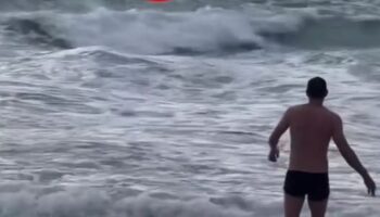 Турист был спасен после того, как проигнорировал красные флажки на пляже Карон