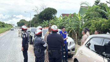 Туристы застряли, так как ливневые паводки затопили улицы Паттайи