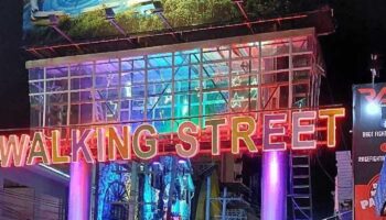 Улица Walking Street в Паттайе сверкает LED-лампами, но не все в восторге