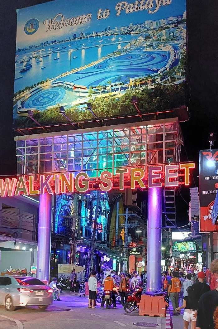 Улица Walking Street в Паттайе сверкает LED-лампами, но не все в восторге