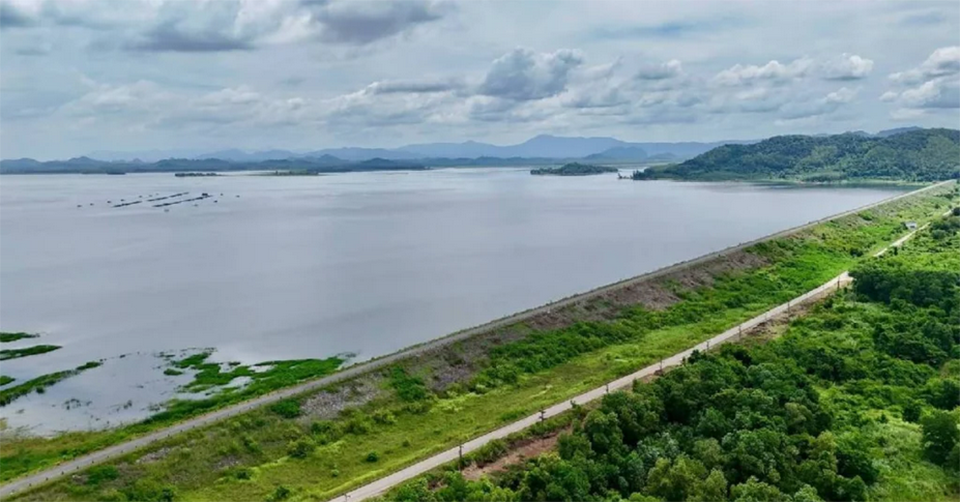 Центральный Таиланд в состоянии повышенной готовности, так как дамбы сбрасывают миллионы кубометров воды перед сильными дождями