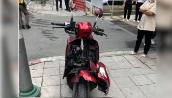 Час пик: Мотоциклист заб crushed автобусом в Бангкоке (видео)