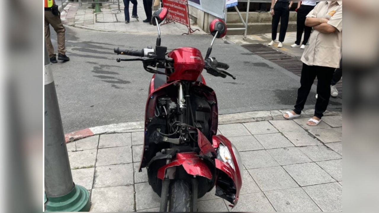 Час пик: Мотоциклист заб crushed автобусом в Бангкоке (видео)